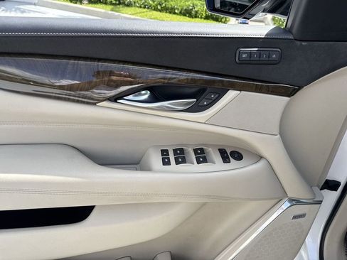Used 2018 Cadillac Escalade Luxury AWD/4WD image 39