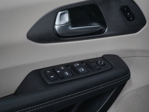 Used 2023 Chrysler Pacifica Touring-L FWD image 22
