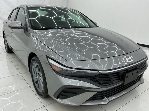 Used 2024 Hyundai Elantra Blue FWD image 3