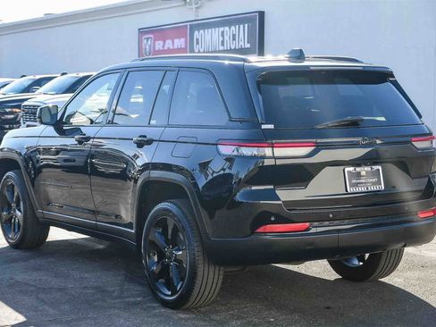 Used 2023 Jeep Grand Cherokee Limited w/ Black Appearance Package image 6