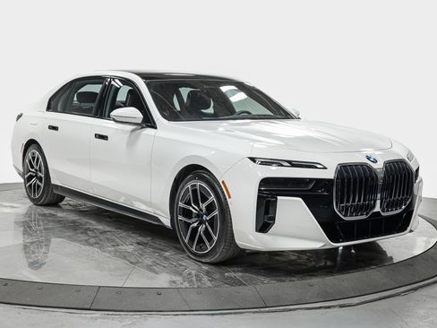 Used 2025 BMW 740i xDrive w/ Premium Package AWD/4WD image 9