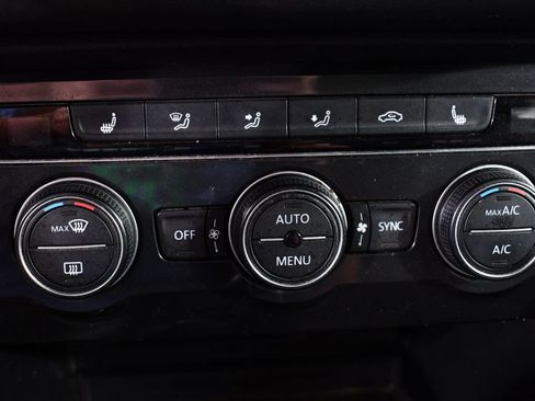Used 2018 Volkswagen Tiguan SE AWD/4WD image 28