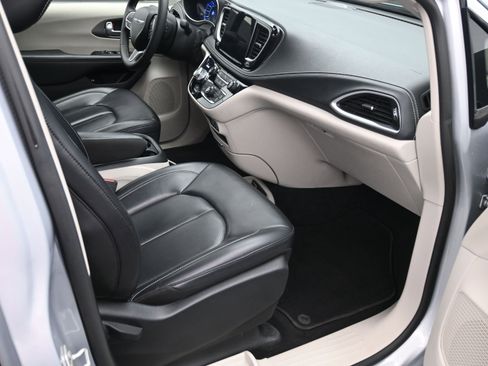 Used 2023 Chrysler Pacifica Touring-L FWD image 10