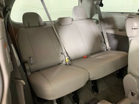 Used 2018 Toyota Sienna XLE FWD image 8