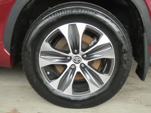 Used 2024 Toyota Highlander XLE image 31