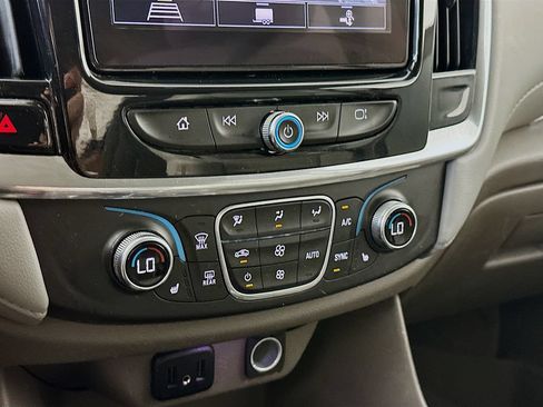 Used 2020 Chevrolet Traverse LT w/ Driver Confidence II Package AWD/4WD image 18