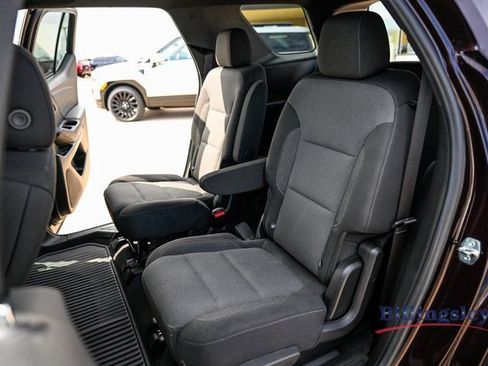 Used 2023 Chevrolet Traverse LT image 11