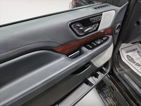 Used 2022 Lincoln Navigator Reserve image 11
