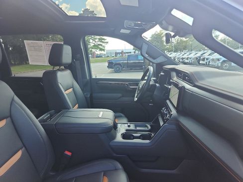 Used 2025 GMC Sierra 2500 AT4 w/ AT4 Premium Plus Package AWD/4WD image 11