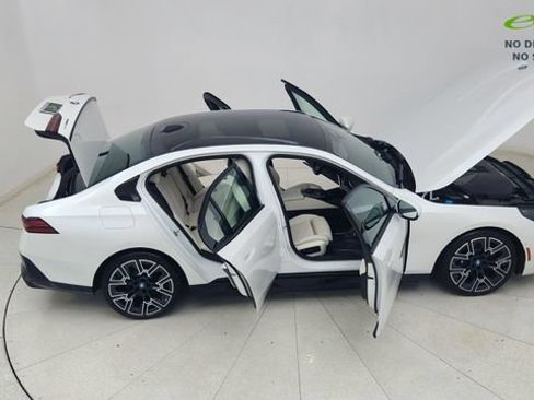Used 2024 BMW i5 eDrive40i w/ Executive Package RWD image 85