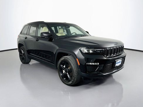 Used 2023 Jeep Grand Cherokee Limited w/ Black Appearance Package AWD/4WD image 8
