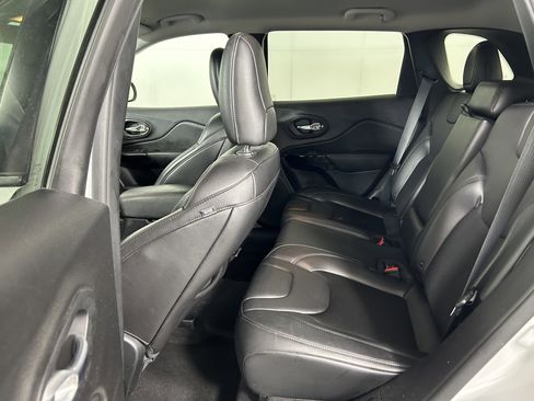 Used 2019 Jeep Cherokee Latitude Plus AWD/4WD image 24