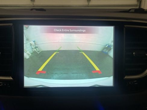 Used 2024 Chrysler Pacifica Touring-L FWD image 8