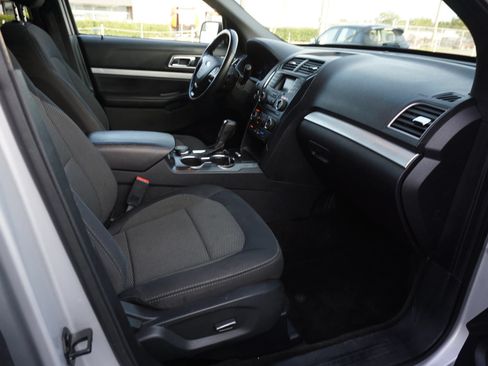 Used 2017 Ford Explorer XLT AWD/4WD image 24
