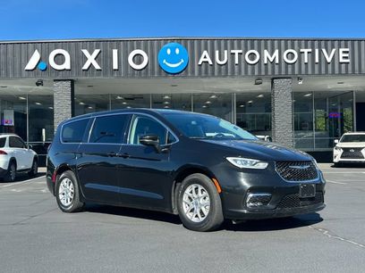 Used 2023 Chrysler Pacifica Touring-L