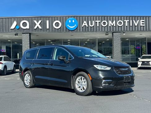 Used 2023 Chrysler Pacifica Touring-L FWD image 1