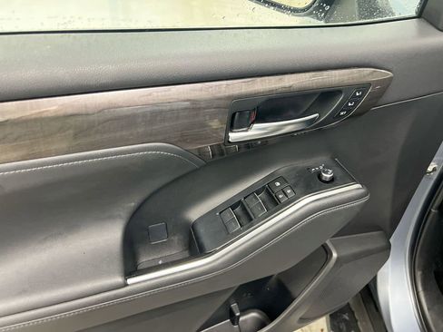 Used 2023 Toyota Highlander Limited image 22