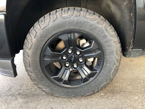 Used 2017 Chevrolet Silverado 1500 LT w/ Midnight Edition AWD/4WD image 4