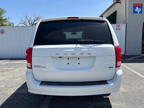 Used 2019 Dodge Grand Caravan SE w/ UConnect Hands-Free Group FWD image 4