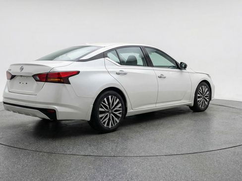 Used 2025 Nissan Altima 2.5 SV FWD image 9