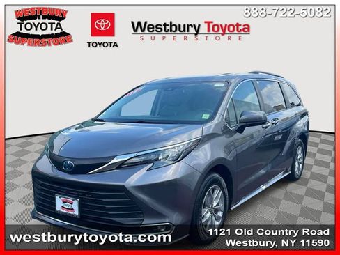 Used 2024 Toyota Sienna XLE FWD image 5