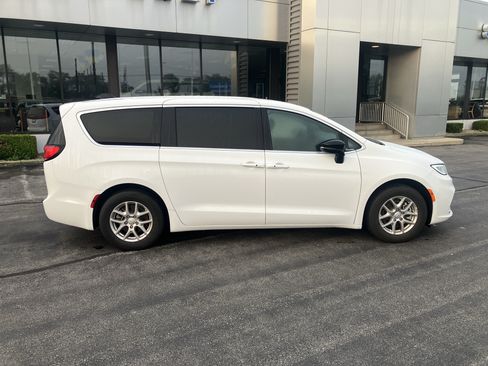 Used 2025 Chrysler Pacifica Select FWD image 8
