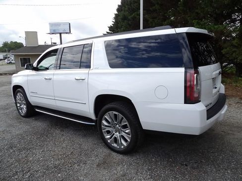 Used 2020 GMC Yukon XL SLT AWD/4WD image 3