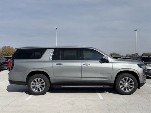 New 2026 Chevrolet Suburban Premier image 3