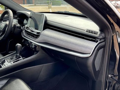 Used 2025 Jeep Compass Latitude image 23