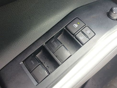 Used 2023 Toyota Highlander XLE FWD image 27