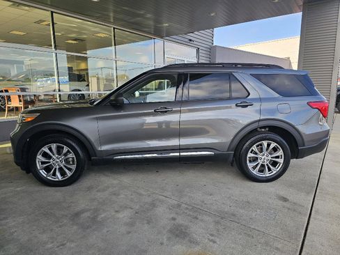 Used 2023 Ford Explorer XLT w/ Equipment Group 202A AWD/4WD image 2