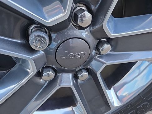 Used 2018 Jeep Wrangler Unlimited Sahara image 32