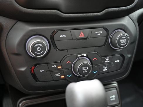 Used 2020 Jeep Renegade Altitude FWD image 25