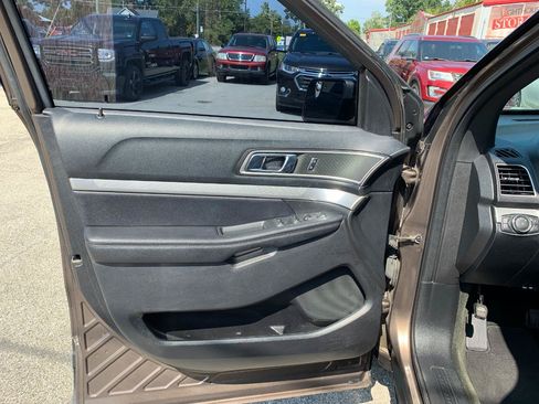 Used 2016 Ford Explorer XLT AWD/4WD image 9