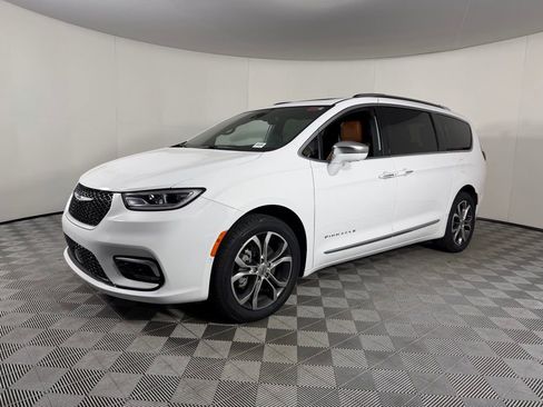 Certified 2024 Chrysler Pacifica Pinnacle image 3