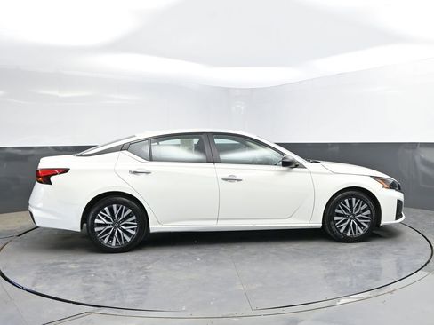 Used 2025 Nissan Altima 2.5 SV FWD image 8