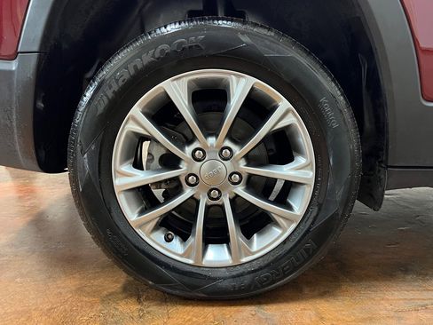 Used 2019 Jeep Cherokee Latitude Plus image 12