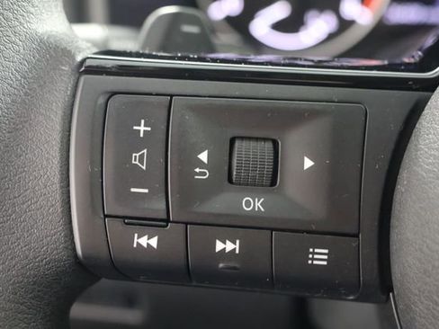 Used 2023 Nissan Rogue SV image 11