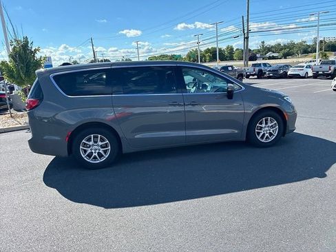Used 2023 Chrysler Pacifica Touring-L FWD image 5
