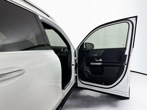 Used 2025 Mercedes-Benz GLB 250 4MATIC image 33