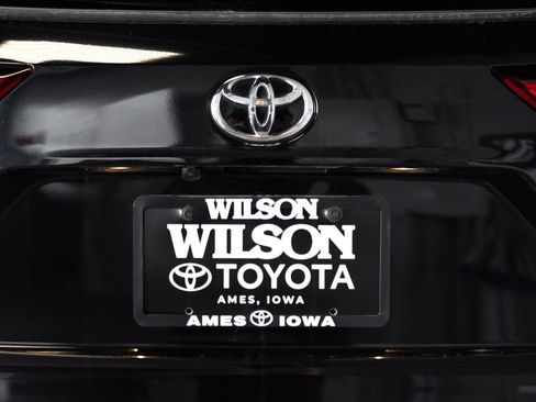 Used 2022 Toyota Highlander XLE AWD/4WD image 6
