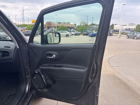 Used 2018 Jeep Renegade Altitude AWD/4WD image 23