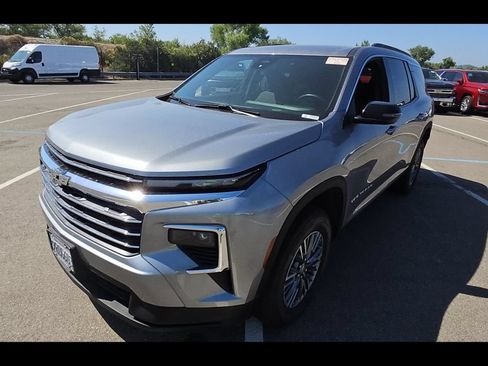 Used 2025 Chevrolet Traverse LT FWD image 2