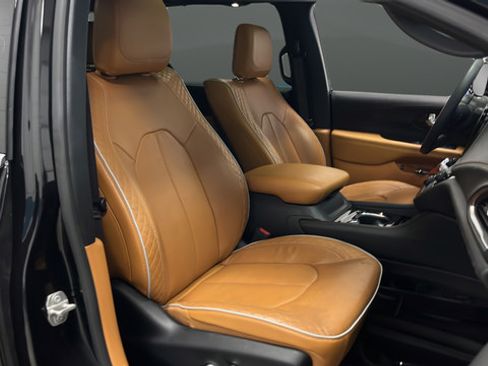 Used 2023 Chrysler Pacifica Pinnacle FWD image 25