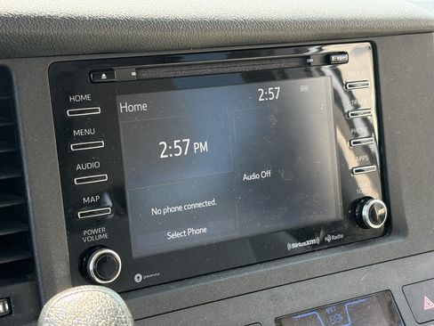 Used 2019 Toyota Sienna LE w/ Carpet Mat Package FWD image 6