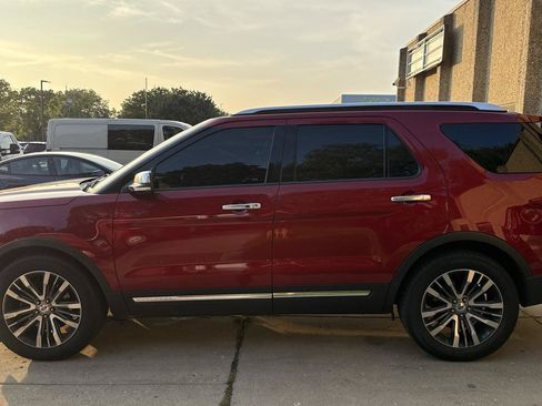 Used 2017 Ford Explorer Platinum AWD/4WD image 4