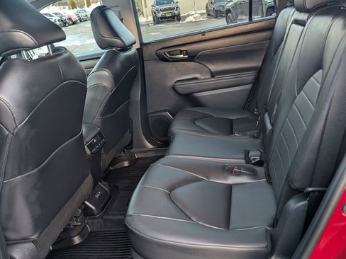 Certified 2025 Toyota Highlander XLE image 15
