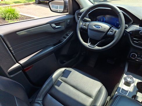 Certified 2022 Ford Escape Titanium AWD/4WD image 13
