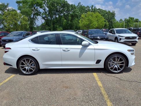 Used 2025 Genesis G70 2.5T image 9