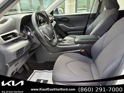 Used 2024 Toyota Highlander LE AWD/4WD image 29